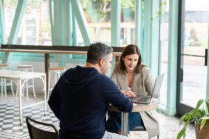 Αλλαγή καριέρας στα 45 – επαγγελματίες συνεργάζονται σε σύγχρονο εργασιακό περιβάλλον