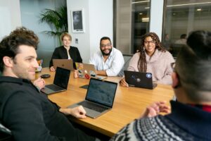 Ομάδα εργαζομένων συμμετέχει σε workshop για αλλαγή κουλτούρας στον οργανισμό