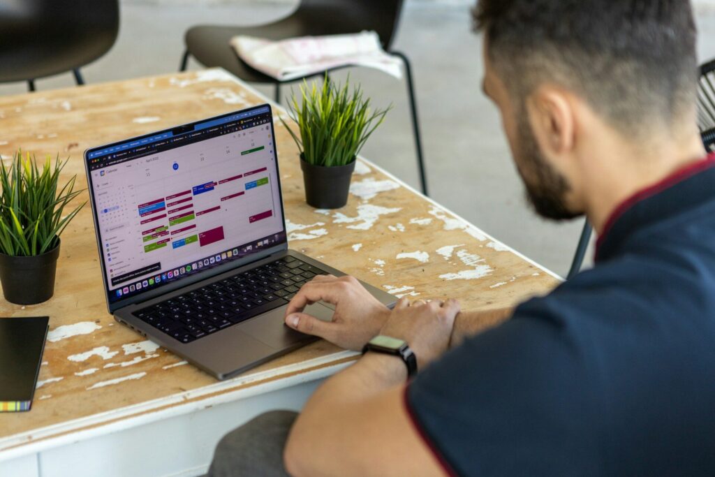 Manager εξετάζει skills matrix για να εντοπίσει κενά δεξιοτήτων στην ομάδα