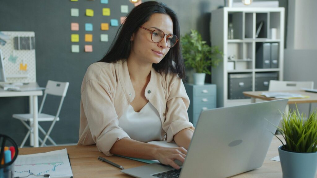 Εργαζόμενη παρακολουθεί online εκπαίδευση στο πλαίσιο της συνεχούς μάθησης