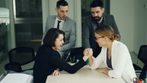 Εργαζόμενοι και ηγεσία συζητούν σε εργασιακό περιβάλλον με trust gap