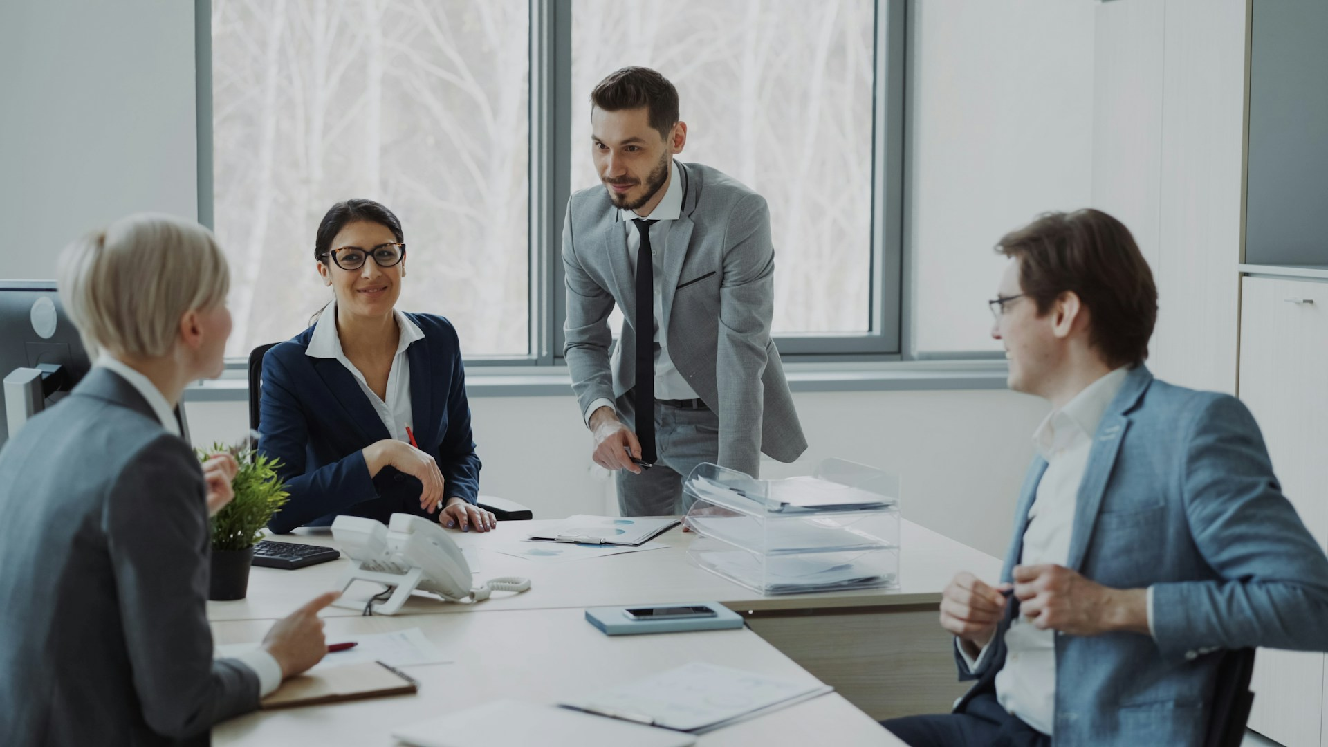 Πρόγραμμα καθοδήγησης εργαζομένων με mentor και mentee σε επαγγελματική συζήτηση